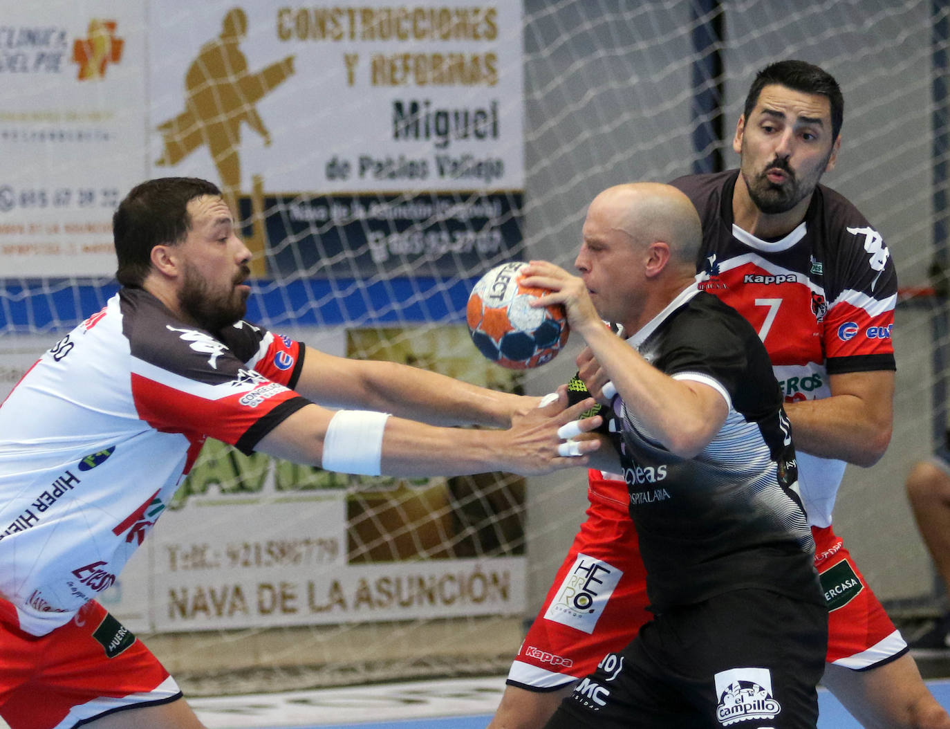 Fotos: Victoria del Balonmano Nava ante el Atlético Valladolid en el comienzo de la Liga Asobal