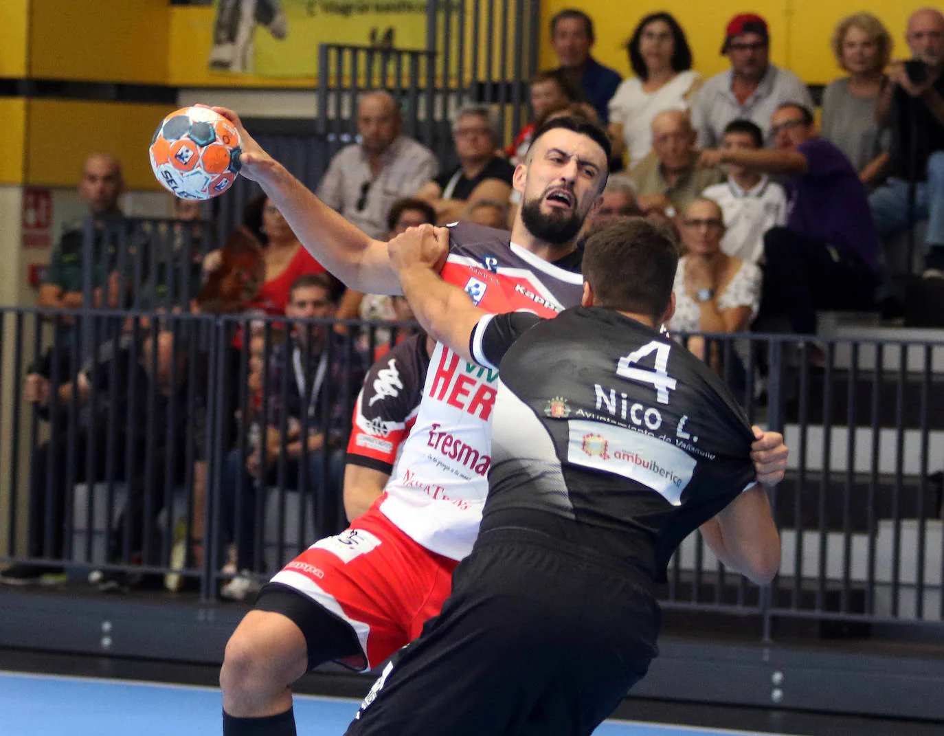 Fotos: Victoria del Balonmano Nava ante el Atlético Valladolid en el comienzo de la Liga Asobal