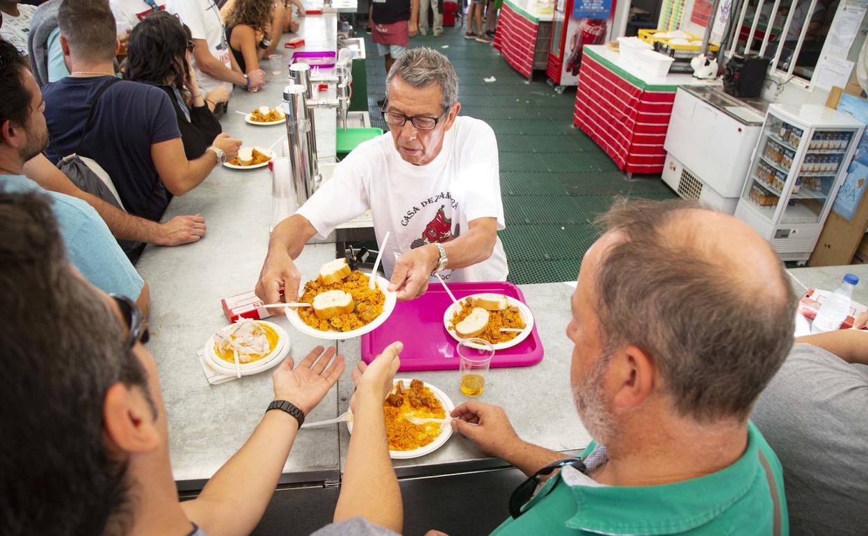 Reparto de unas tapas de arroz.