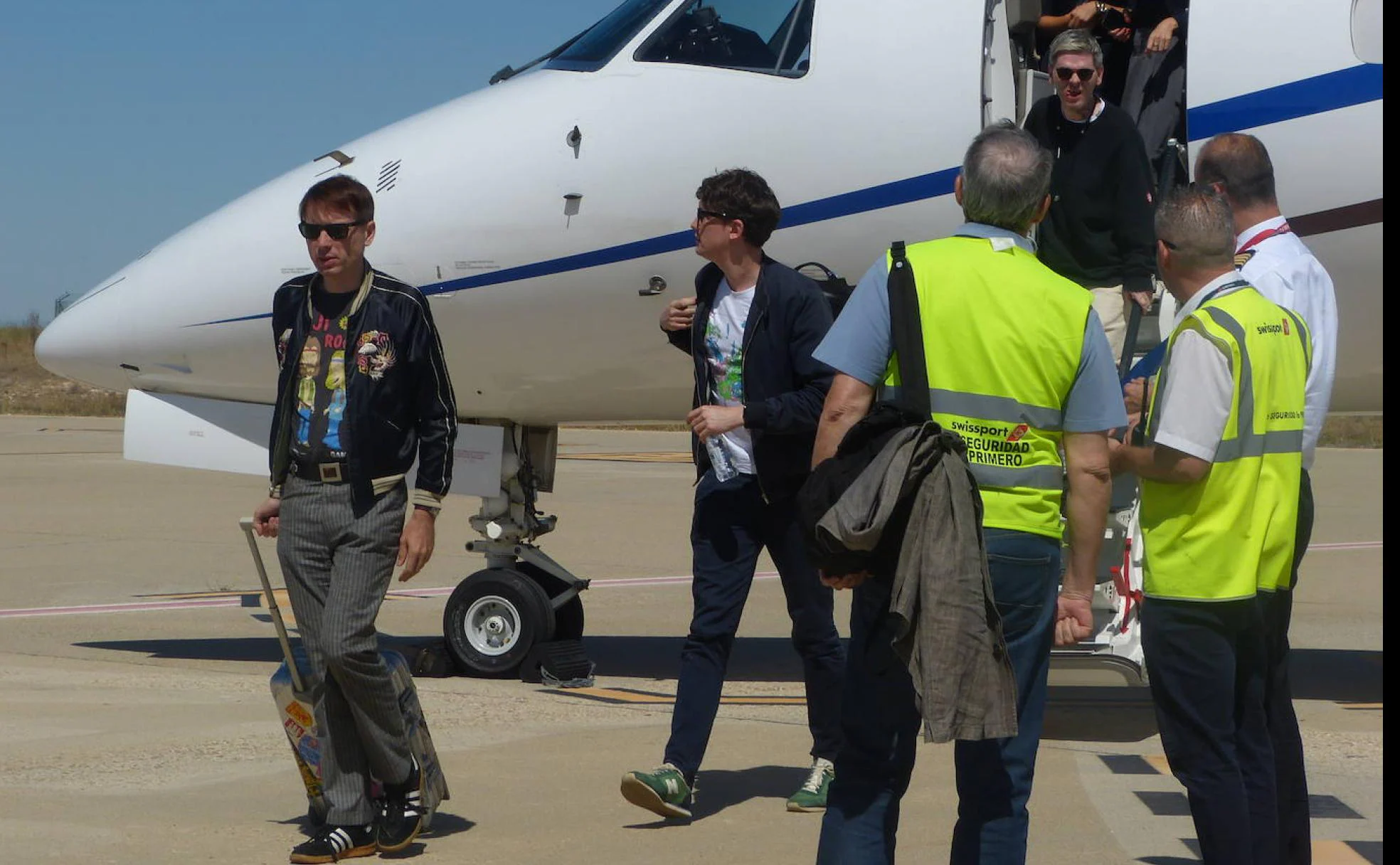 Alex Kapranos, cantante de Franz Ferdinand, baja del avión en la pista de Villanubla. 