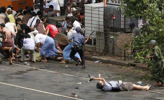 Un reportero japonés cae abatido por disparos del Ejército de Myanmar durante una protesta en Rangún.