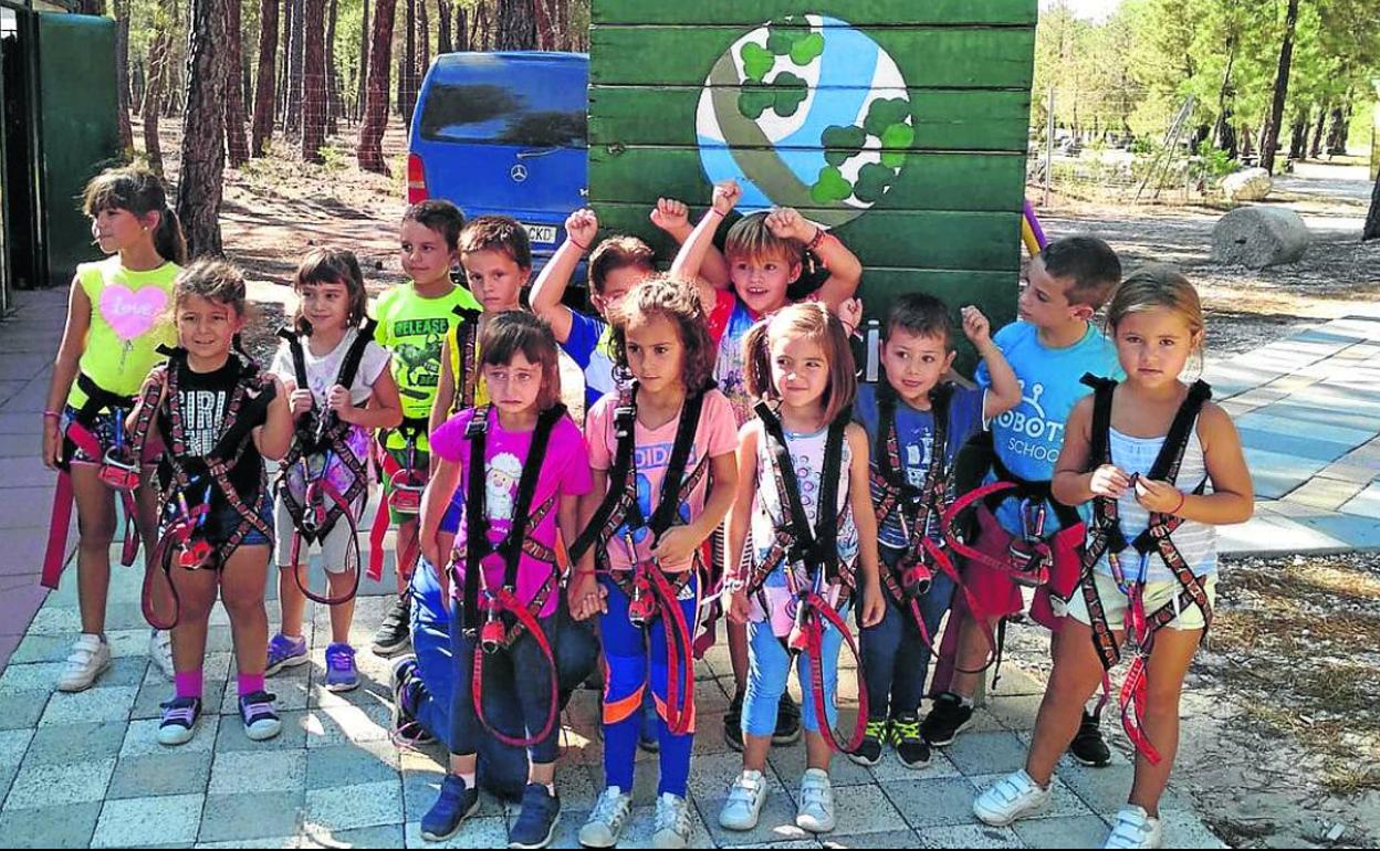 Niños participantes en la jornada de convivencia celebrada en el parque Pinocio. 