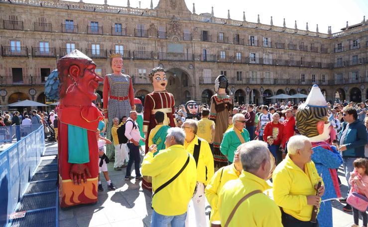 Fotos: Gigantes y Cabezudos toman la Plaza Mayor de Salamanca