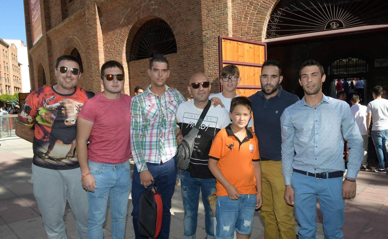 El cortador Luis Alberto 'Palomita' junto a unos amigos que acudieron a animarle. 