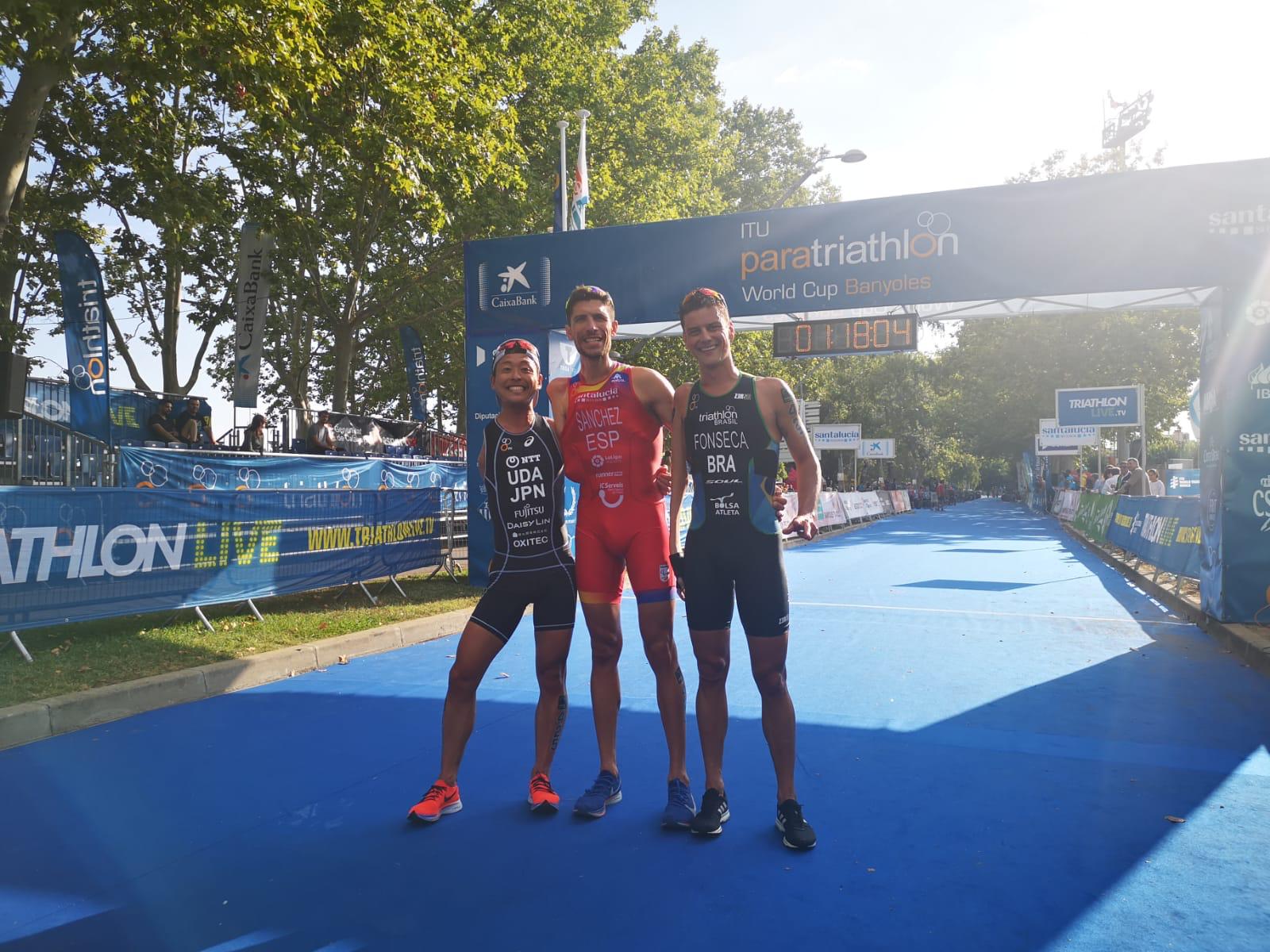 Sánchez Palomero, en el centro, tras la finalización de la prueba.