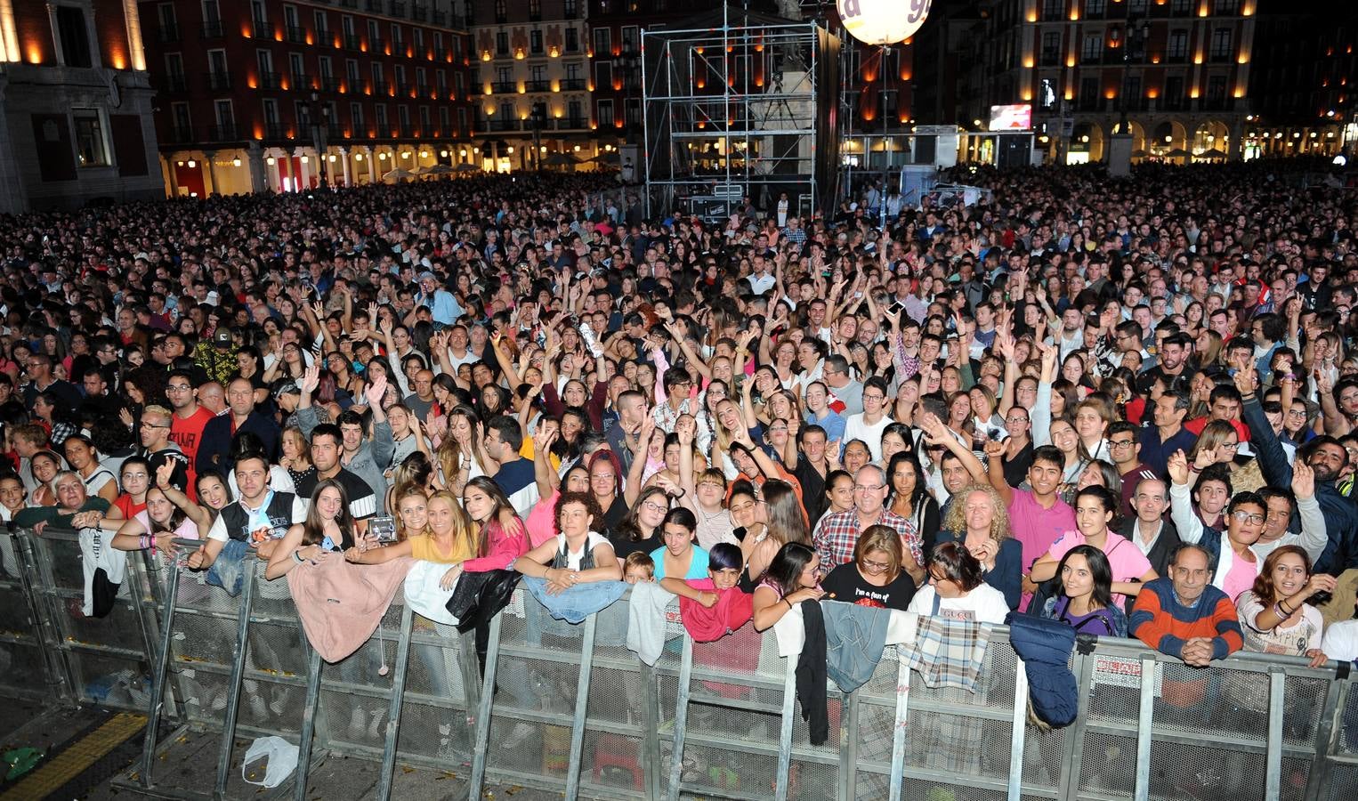 Fotos: Concierto de Camela en la Plaza Mayor de Valladolid