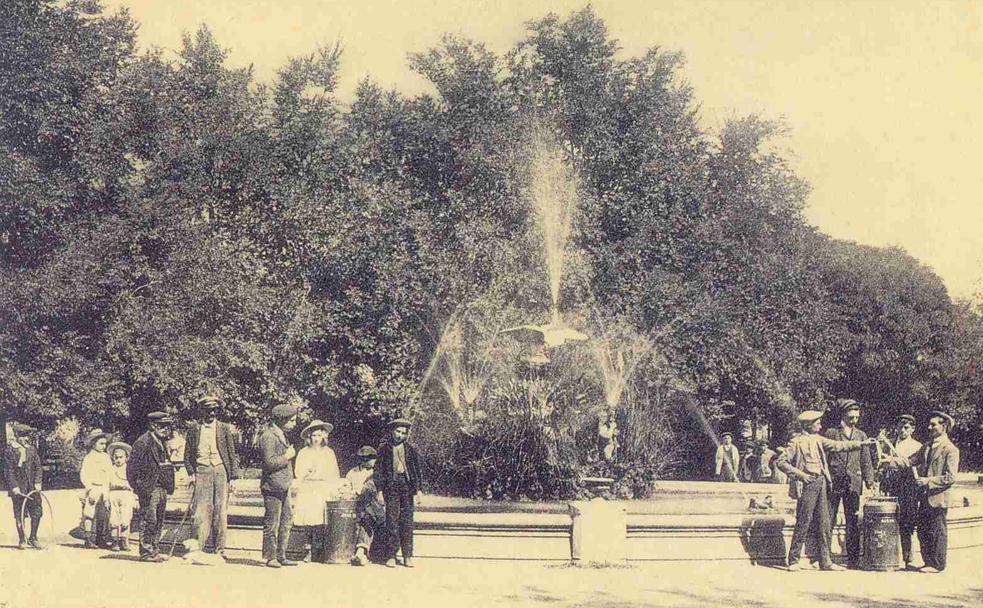 La Fuente del Cisne, en cuya plazoleta se celebró la espectacular Exposición Canina.