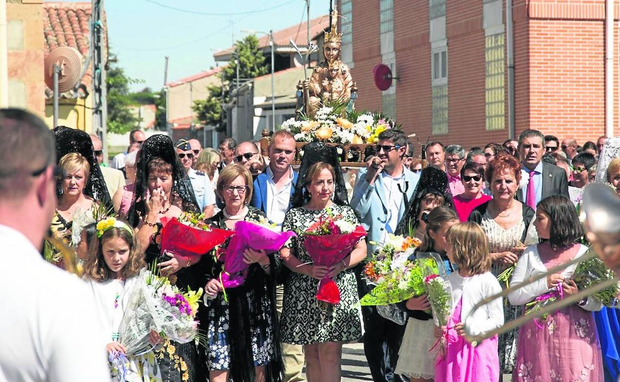 Un momento de la procesión en Villoría.