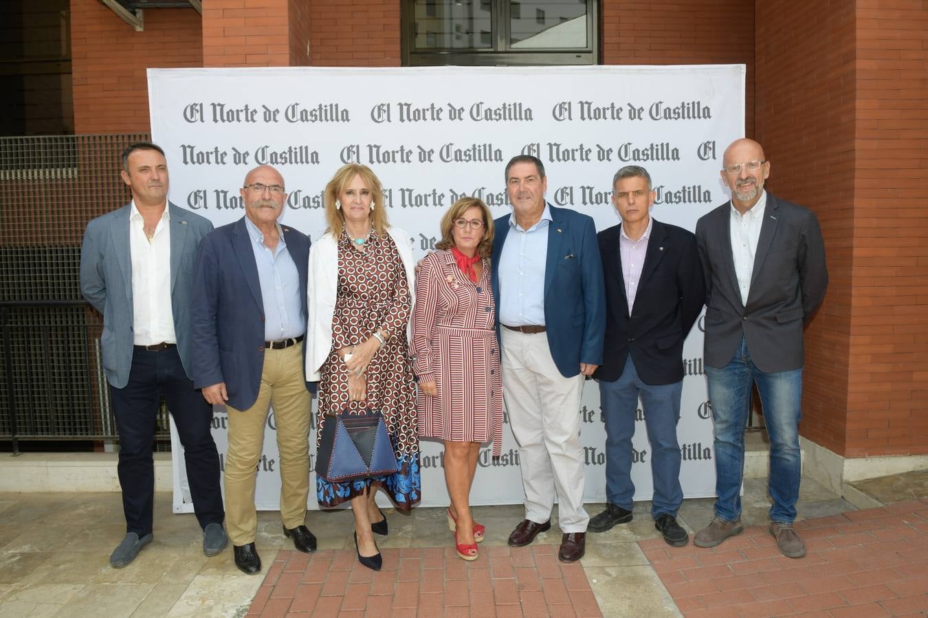 El teniente coronel Bonill, el coronel Falcón, Carmen Ruiz, Ángeles Durán, el general José Rivas, junto al coronel Aguado, de Caballería, y Jesús Laá, de Usba.