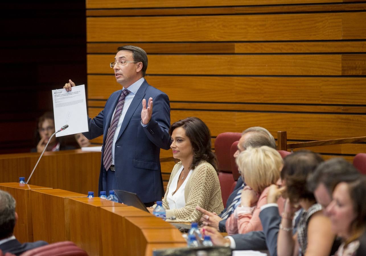 Tudanca afea al presidente haber empezado, con la ayuda de Cs, por incrementar altos cargos y asesores a dedo