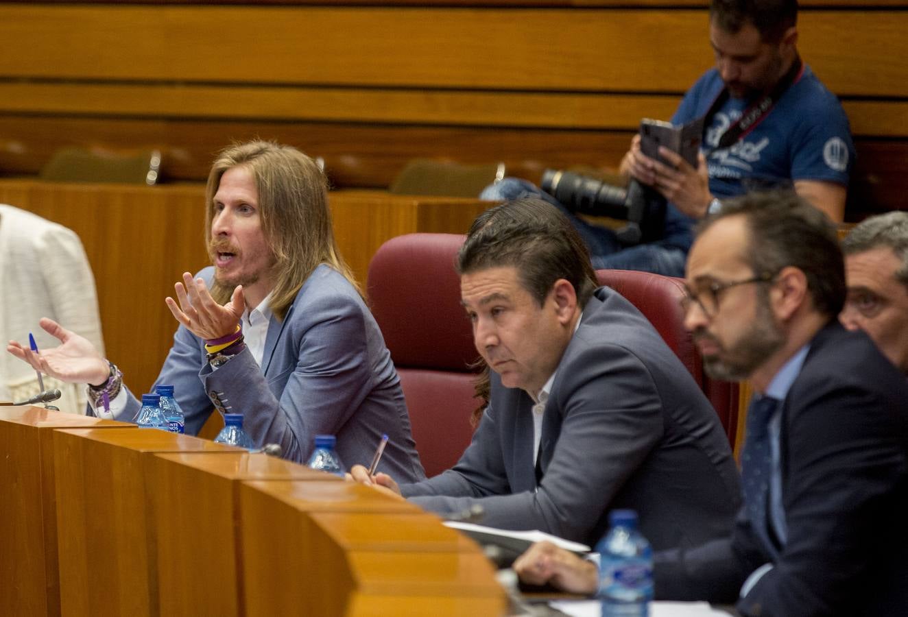 Tudanca afea al presidente haber empezado, con la ayuda de Cs, por incrementar altos cargos y asesores a dedo