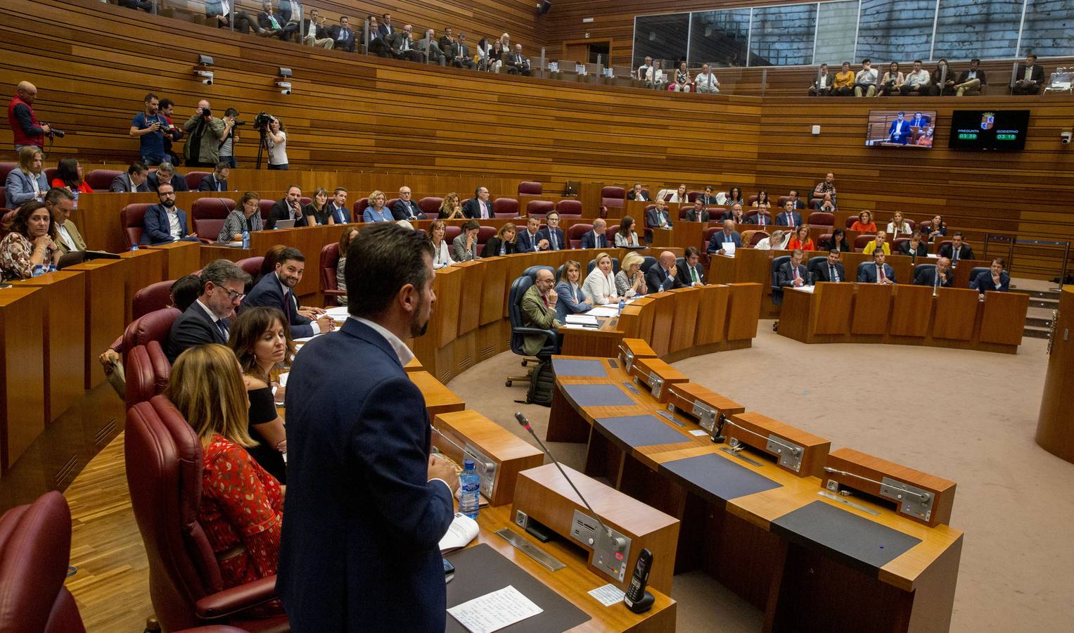 Tudanca afea al presidente haber empezado, con la ayuda de Cs, por incrementar altos cargos y asesores a dedo