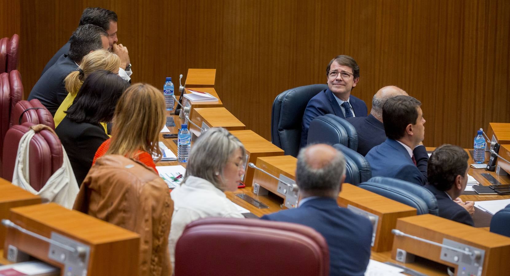 Tudanca afea al presidente haber empezado, con la ayuda de Cs, por incrementar altos cargos y asesores a dedo