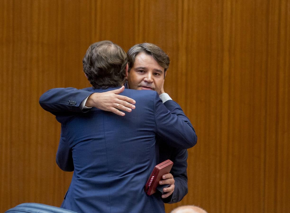 Tudanca afea al presidente haber empezado, con la ayuda de Cs, por incrementar altos cargos y asesores a dedo