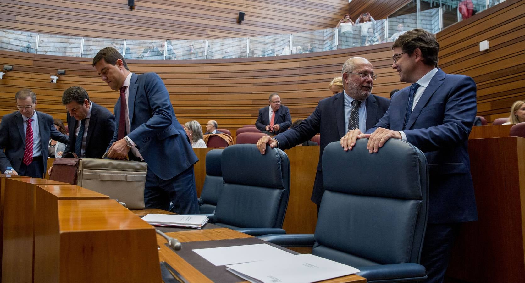 Tudanca afea al presidente haber empezado, con la ayuda de Cs, por incrementar altos cargos y asesores a dedo