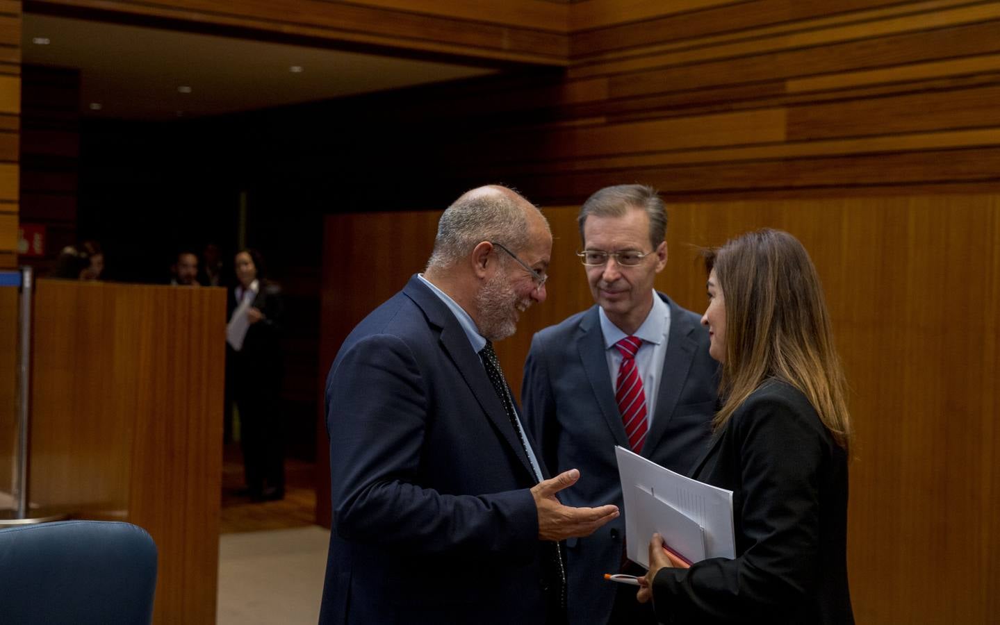 Tudanca afea al presidente haber empezado, con la ayuda de Cs, por incrementar altos cargos y asesores a dedo