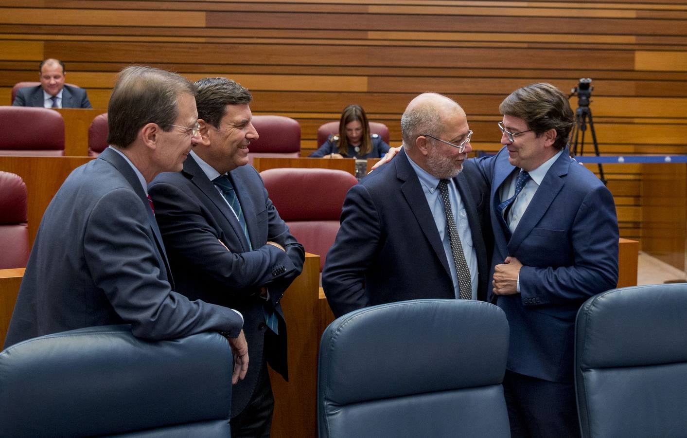 Tudanca afea al presidente haber empezado, con la ayuda de Cs, por incrementar altos cargos y asesores a dedo