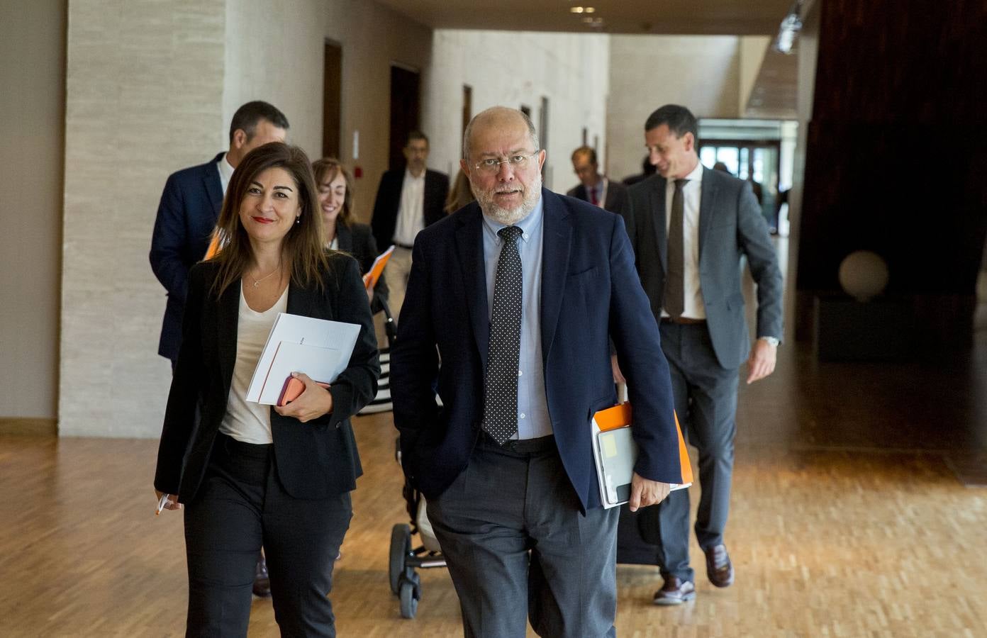 Tudanca afea al presidente haber empezado, con la ayuda de Cs, por incrementar altos cargos y asesores a dedo