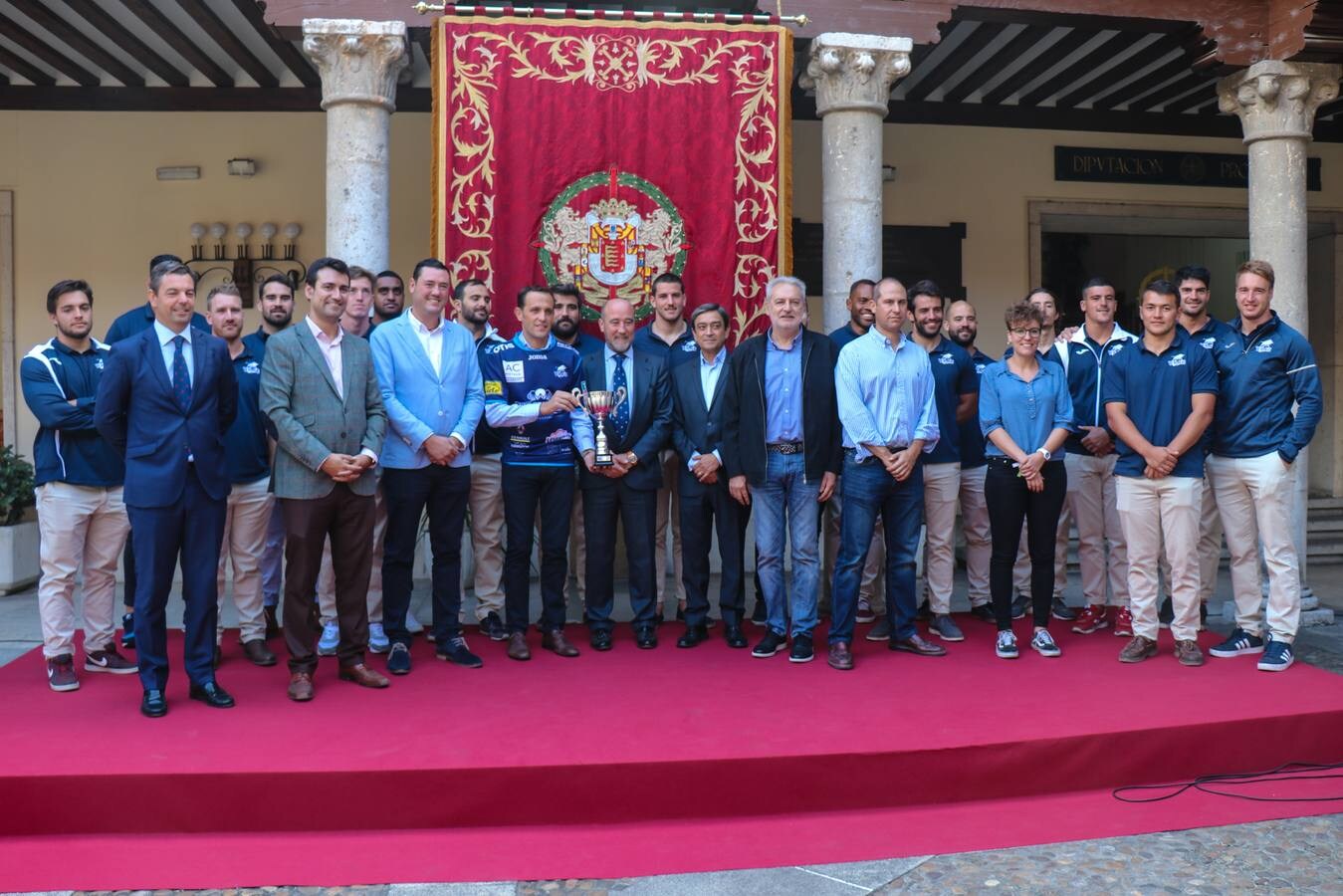 El Quesos Entrepinares visita el Ayuntamiento y la Diputación con el trofeo logrado el pasado domingo
