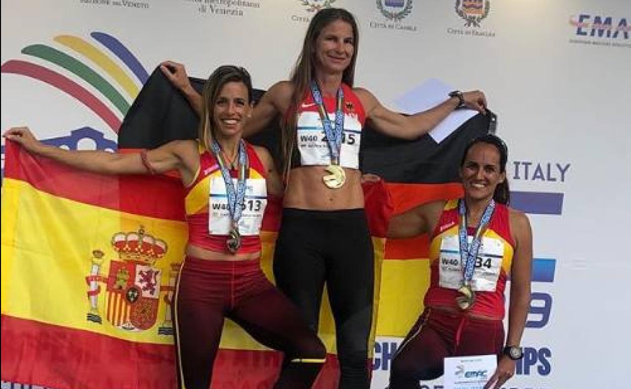 Carolina, a la izquierda, en el podio europeo de los 400 vallas. 