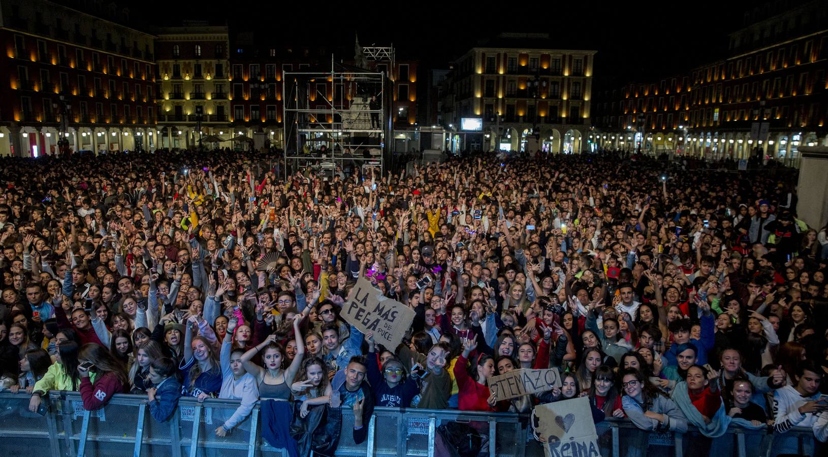 Miles de jóvenes disfrutan con la provocación de la nueva musa del 'dancehall, en una velada que abrió el rapero Erik Urano