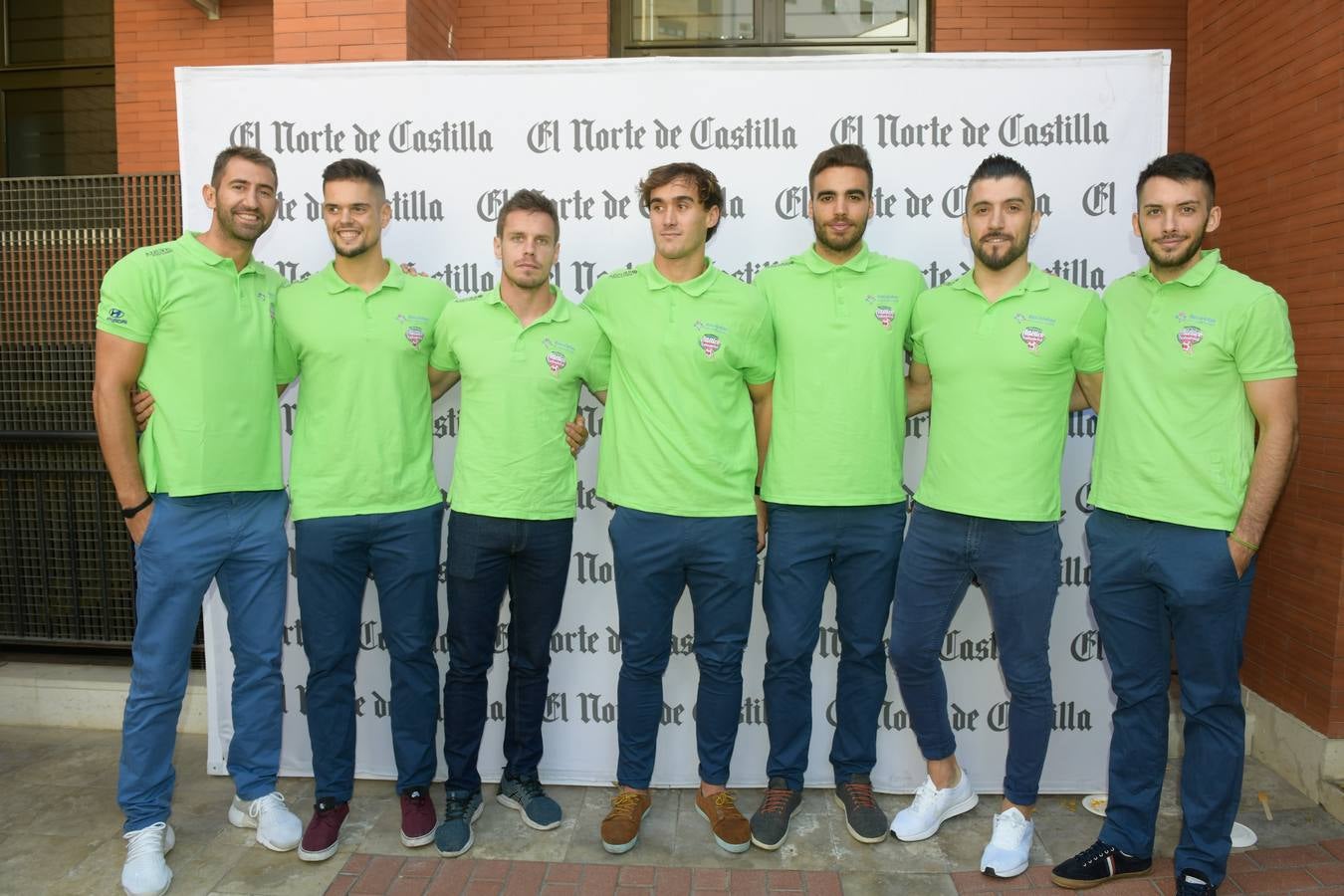 El balonmano estuvo presente con la visita del Recoletas Atlético Valladolid. Óscar Perales, Rubén Río, Miguel Camino, Víctor Rodríguez, Nico López, Roberto Pérez y Dani Pérez.