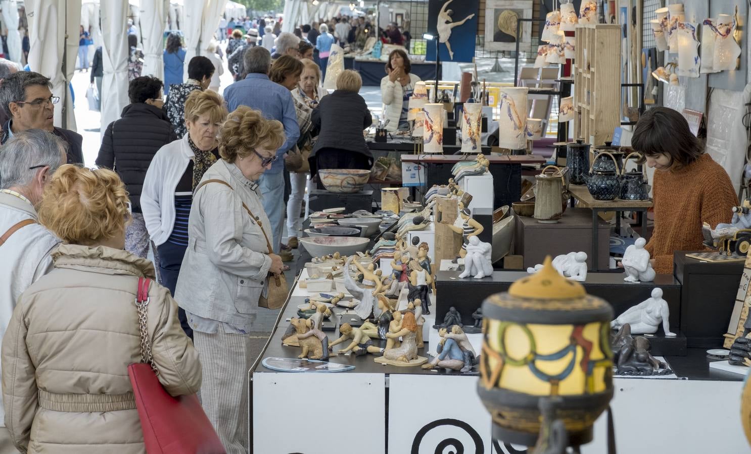 La feria celebra este año sus 41 años con el respaldo del público, que recorre con interés los puestos, donde se ofrecen las propuestas tradicionales y las más novedosas