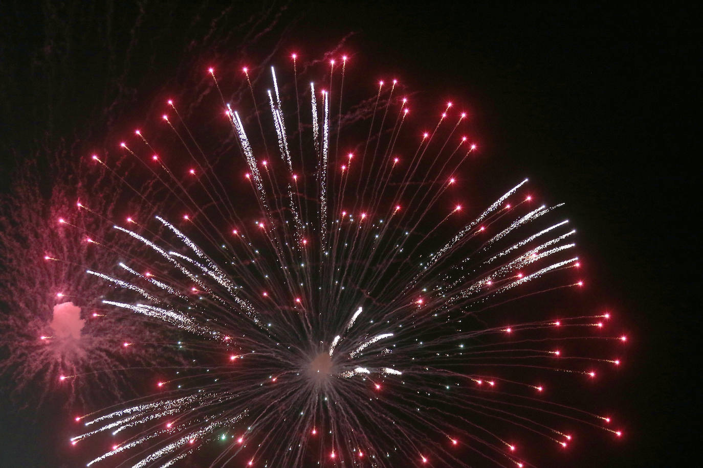 Segunda jornada de fuegos artificiales. 