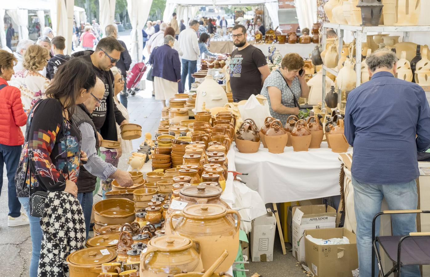 Feria de Cerámica y Alfarería en el Paseo Central del Campo Grande de Valladolid que esta año cumple su 41 edición con el respaldo del público. 