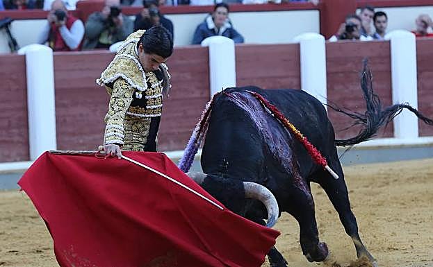 Derechazo de Pablo Aguado.
