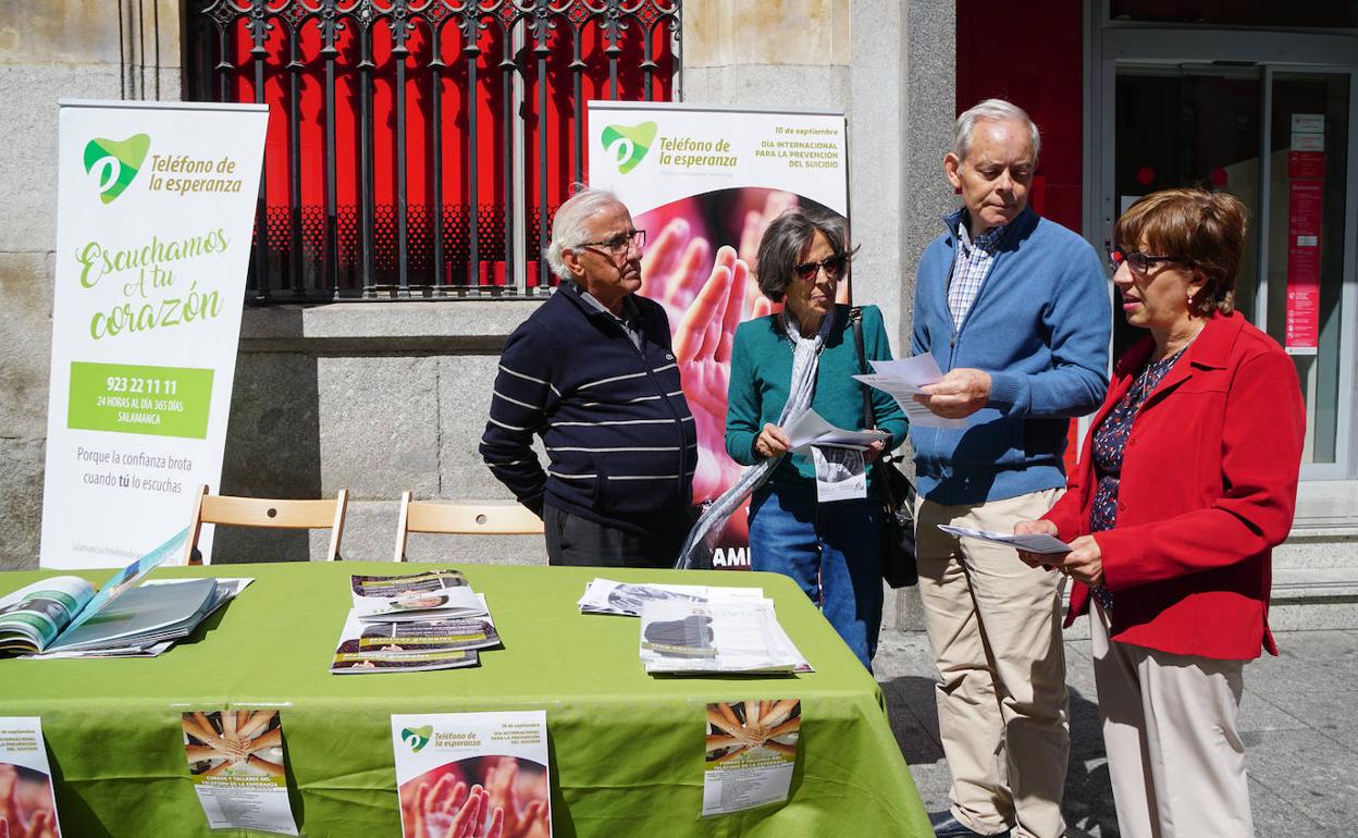 Mesa informativa del Teléfono de la Esperanza. 