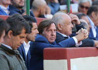 Imagen secundaria 1 - Arriba, Nuria González y su hermana. Abajo, a la izquierda, Curro Vázquez (centro) y a su derecha, el torero Emilio de Justo, en el callejón del coso del Paseo de Zorrilla; a la derecha, el histórico socialista y restaurador, Cecilio Lera. 