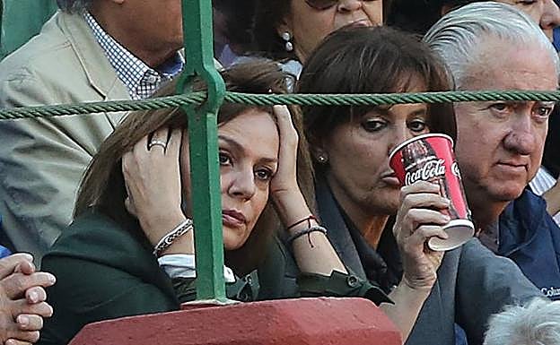 Imagen principal - Arriba, Nuria González y su hermana. Abajo, a la izquierda, Curro Vázquez (centro) y a su derecha, el torero Emilio de Justo, en el callejón del coso del Paseo de Zorrilla; a la derecha, el histórico socialista y restaurador, Cecilio Lera. 