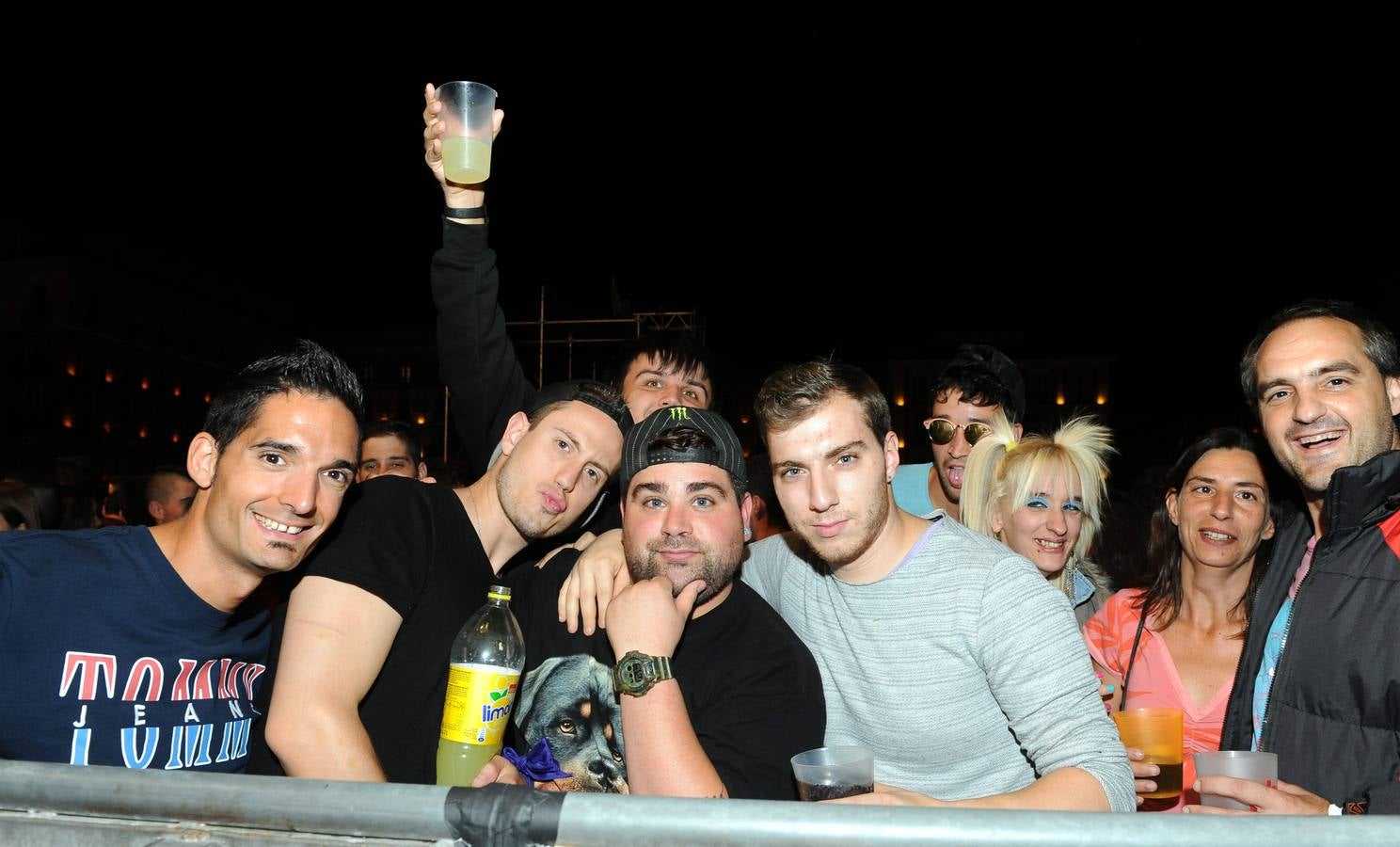 Fotos: Miles de jóvenes celebran los 40 Puceladance en la Plaza Mayor de Valladolid