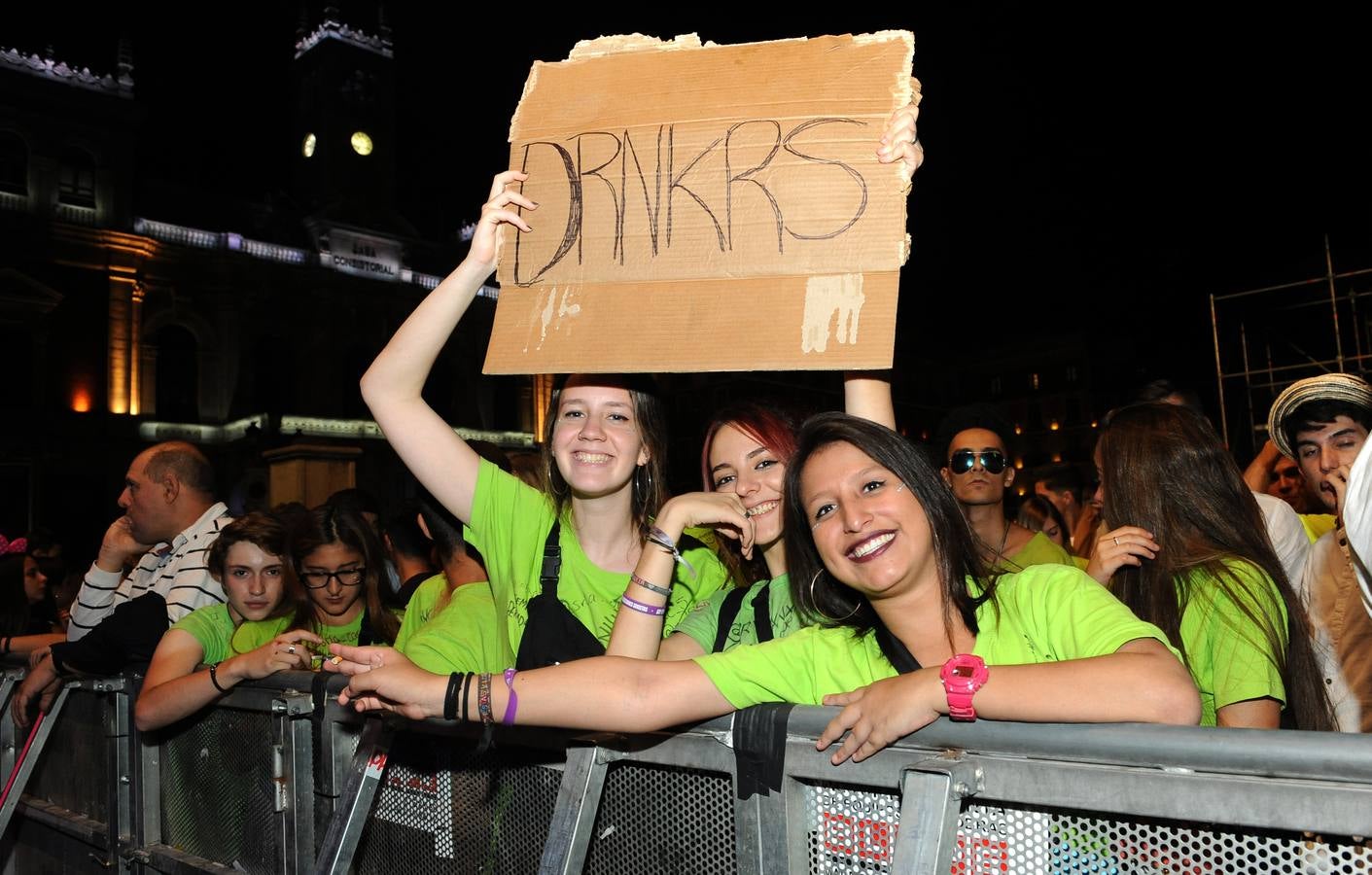 Fotos: Miles de jóvenes celebran los 40 Puceladance en la Plaza Mayor de Valladolid