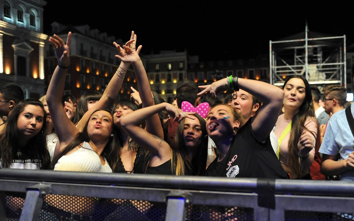 Fotos: Miles de jóvenes celebran los 40 Puceladance en la Plaza Mayor de Valladolid