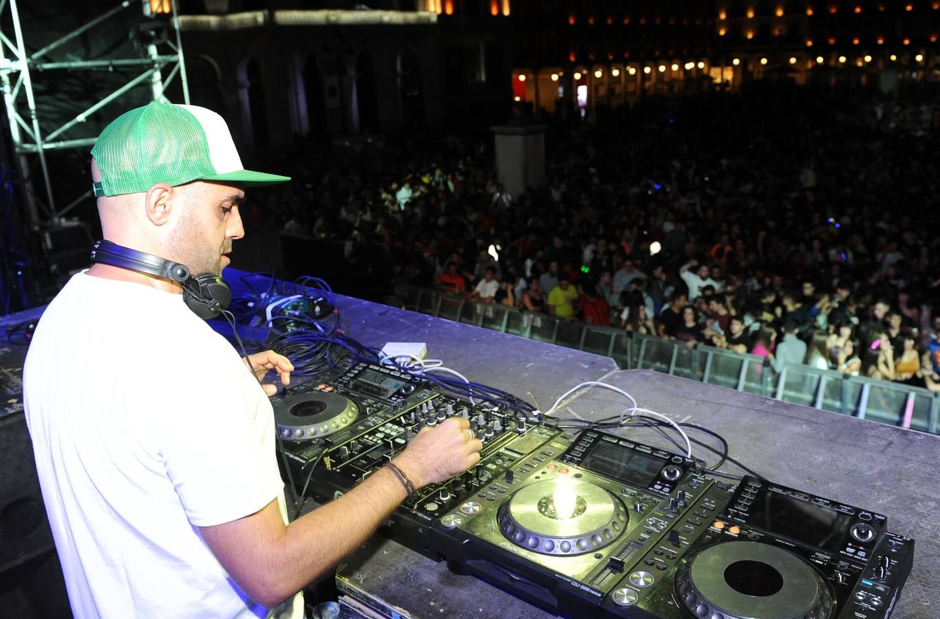 Fotos: Miles de jóvenes celebran los 40 Puceladance en la Plaza Mayor de Valladolid