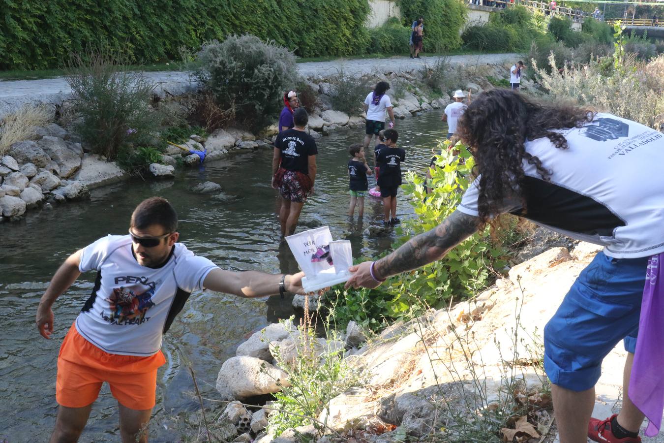 Siete peñas disputan la decimotercera edición de la tradicional regata ante la mirada de decenas de curiosos