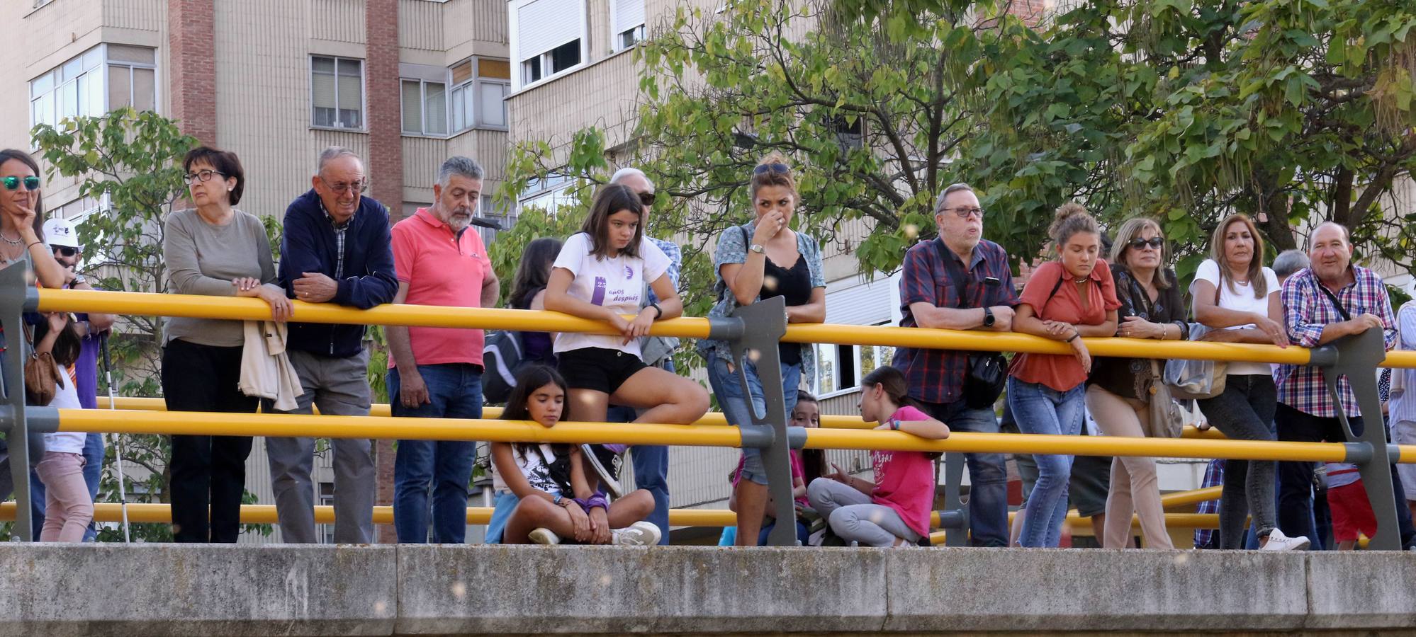 Siete peñas disputan la decimotercera edición de la tradicional regata ante la mirada de decenas de curiosos