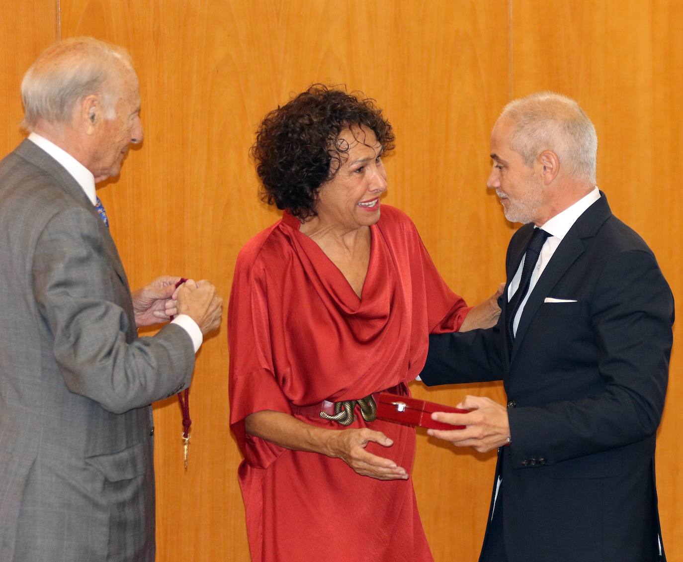 Medalla de Oro de la Cámara de Comercio a Tomás Rodríguez Bolaños. 