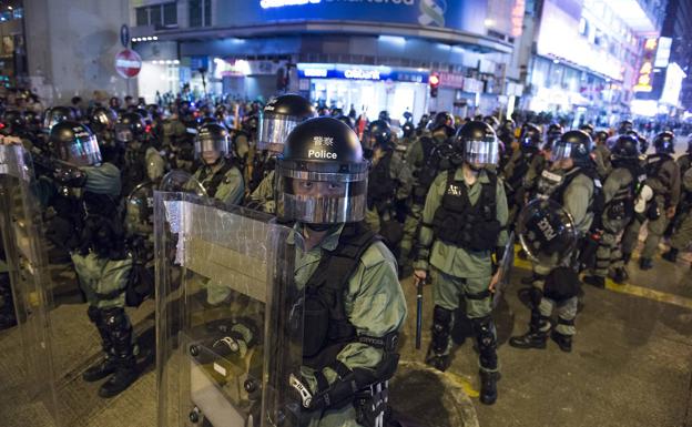 La Policía antidisturbios vigila una manifestación..