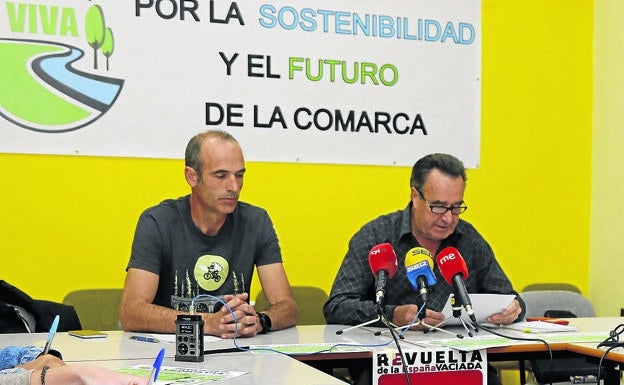 Rafael Garrachón y Pablo García, en la sede de COAG Palencia. 