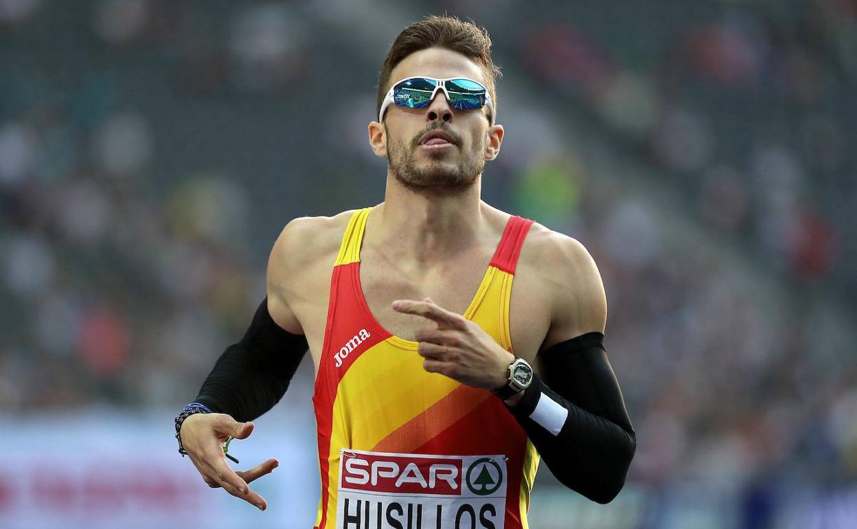 Óscar Husillos mira el final de las semifinales del europeo del 4x400. 