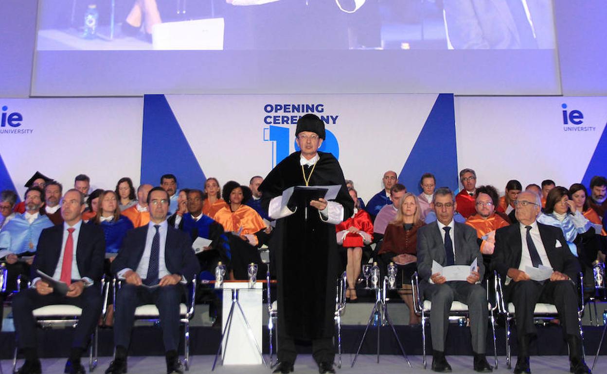 El rector de IE University, Salvador Carmona, se dirige a los participantes en el acto inaugural en el aula magna del campus de Santa Cruz la Real.