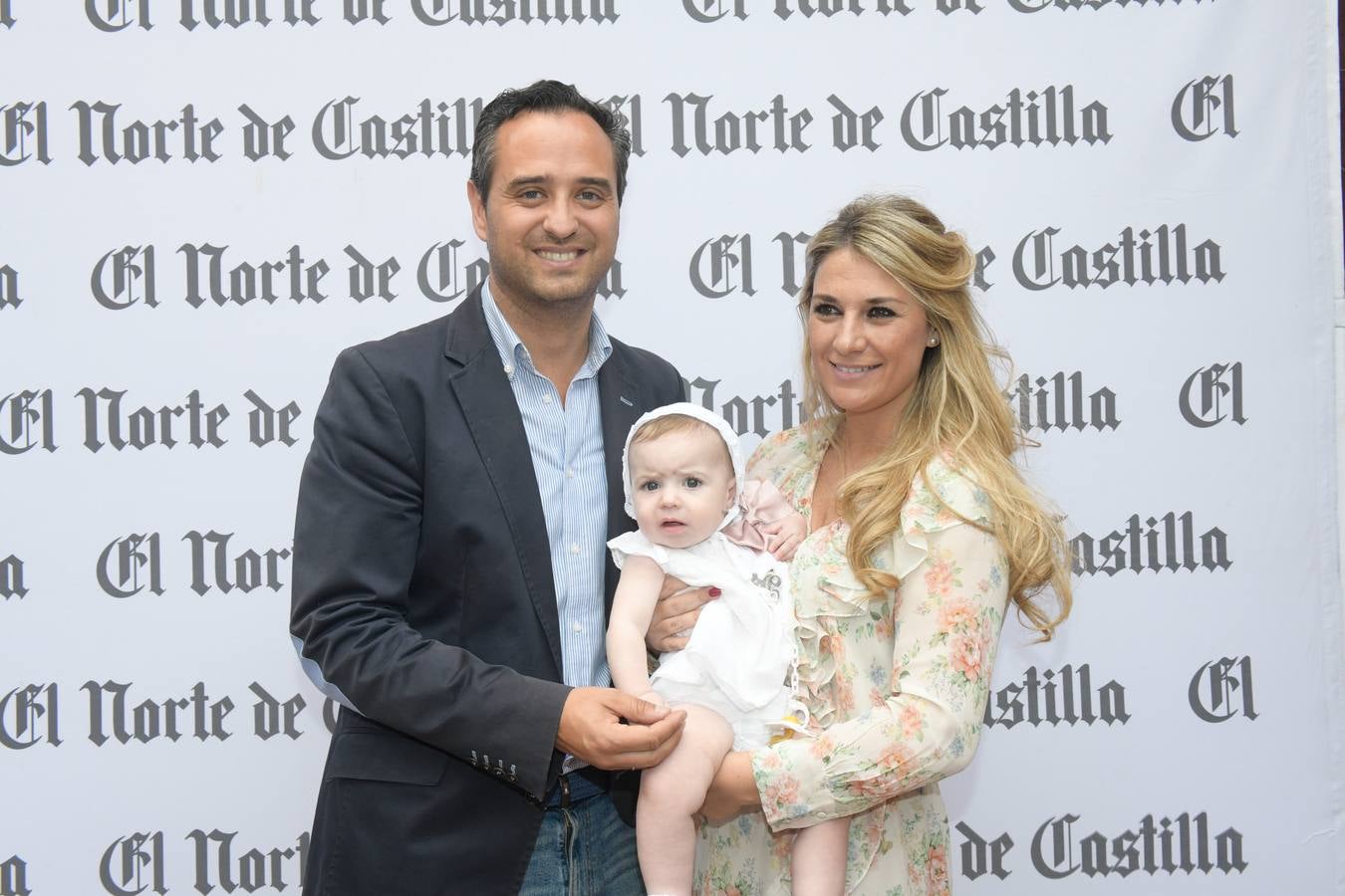César López, alcalde de Serrada, junto a Rocío Romero y la pequeña Alejandra.