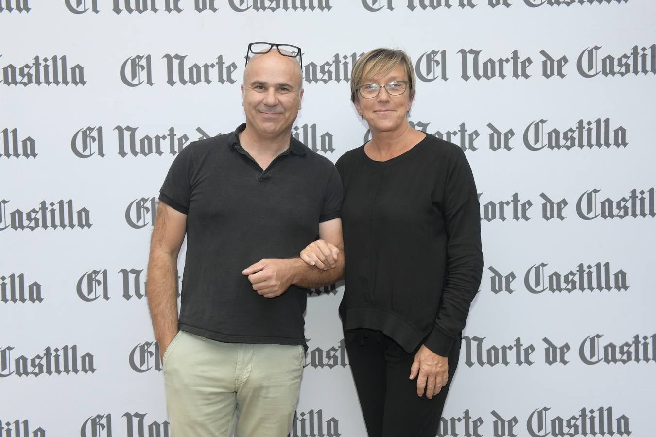 Nacho Carretero (fotógrafo) y Henar Rubio (directora del CEIP Antonio Allúe Morer).