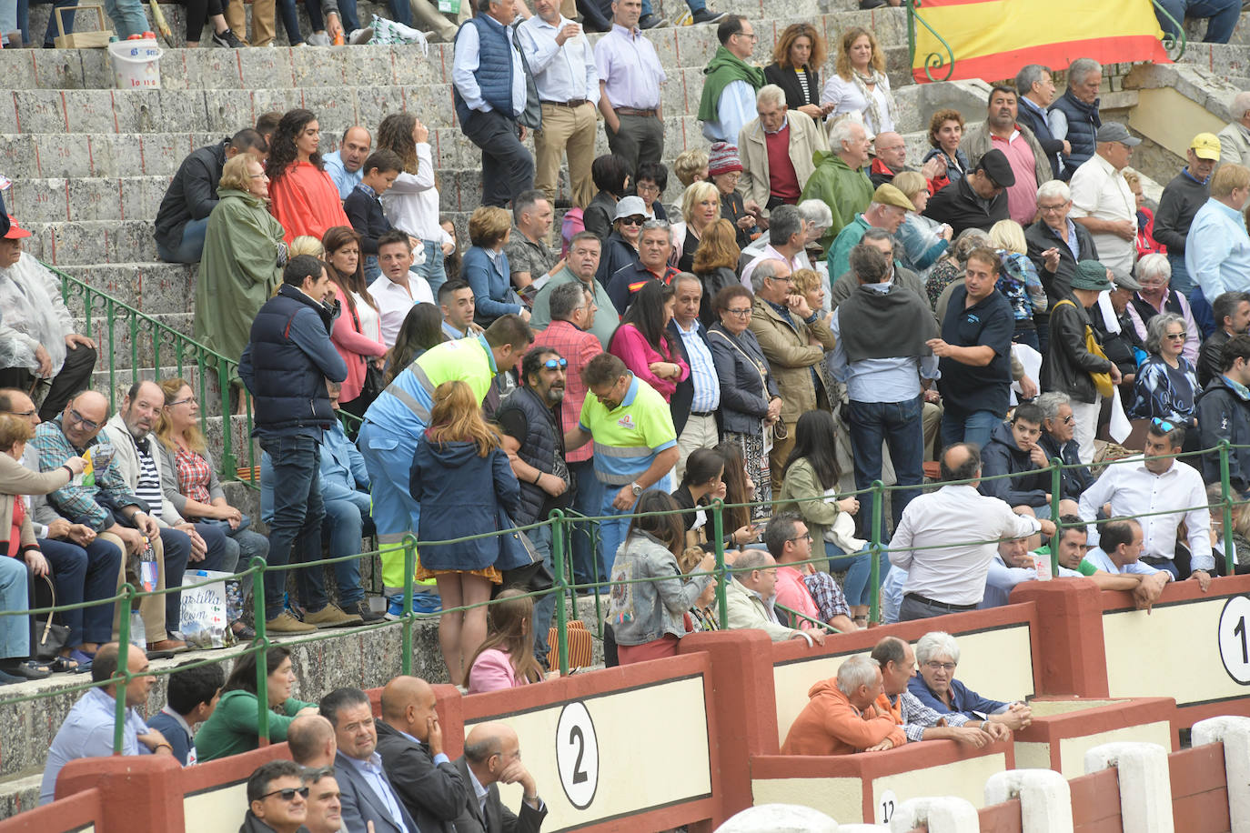 Con toros de la ganadería Juan Pedro Domecq para El Fandi, Perera y Emilio de Justo.