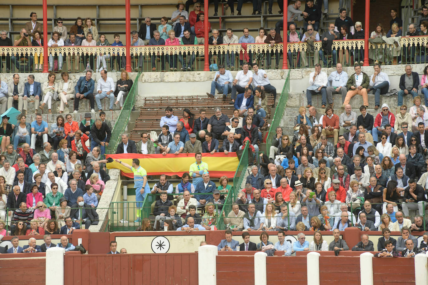 Con toros de la ganadería Juan Pedro Domecq para El Fandi, Perera y Emilio de Justo.