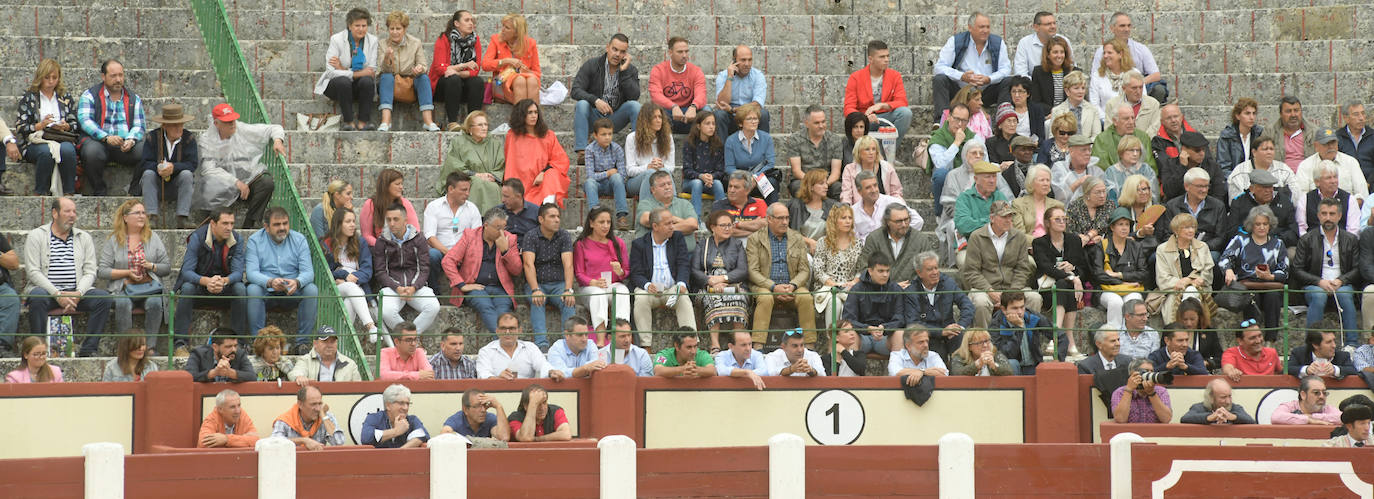 Con toros de la ganadería Juan Pedro Domecq para El Fandi, Perera y Emilio de Justo.