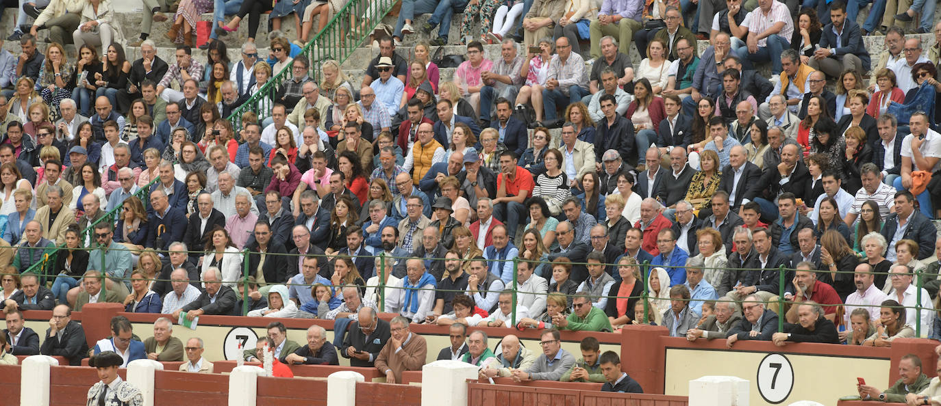Con toros de la ganadería Juan Pedro Domecq para El Fandi, Perera y Emilio de Justo.